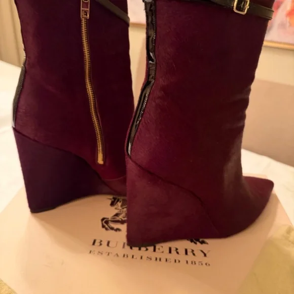 BURBERRY size 39.5 wine heritage texture walsingham 105 wedge ankle boot - Picture 4 of 16